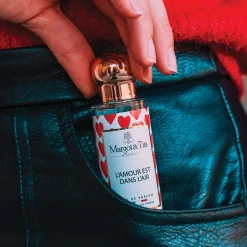 L'Amour Est Dans L'Air><noscript><img width=